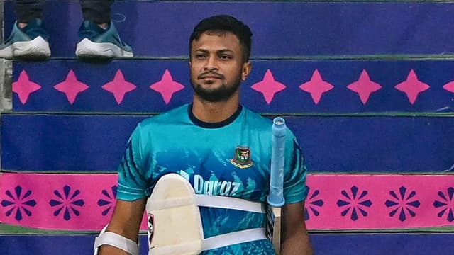 দেশে ফিরলেন সাকিব