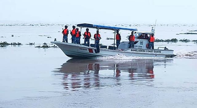 নিষেধাজ্ঞা অমান্য করে ইলিশ শিকার, বরিশালে ২১ জেলে আটক