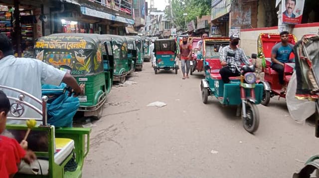 সরাইল অন্নদা- বকুল তলায় সড়কে যত্রতত্র গাড়ি পার্কিং, যানজটে ভোগান্তি