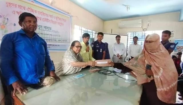 মোংলায় ঘূর্ণিঝড়ে ক্ষতিগ্রস্তদের মাঝে ঢেউটিন ও নগদ অর্থ বিতরণ