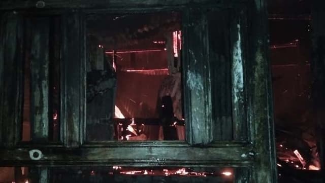 রাজাপুরে প্রতিপক্ষকে ফাঁসাতে পরিত্যক্ত ঘরে আগুন দেয়ার অভিযোগ