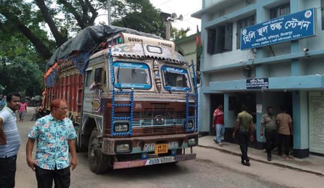 হিলি বন্দরে আমদানি-রপ্তানি স্বাভাবিক