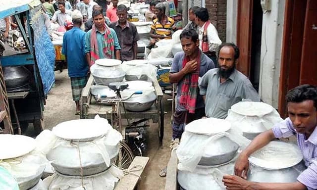 অবরোধে কমেছে দুধের চাহিদা, লিটার ২৫ টাকায় বিক্রি !