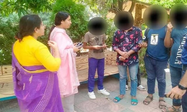 নারায়ণগঞ্জে স্কুলছাত্রের ব্যাগে মিলল কনডম!