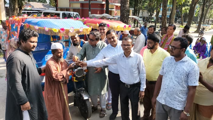 ভূরুঙ্গামারীতে ভিক্ষুক পুনর্বাসনে রিকশা ও ছাগল বিতরণ
