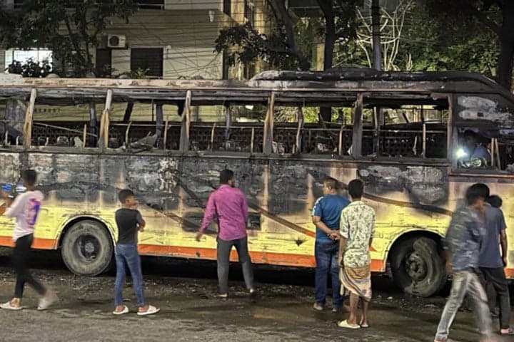 মিরপুরে পরিস্থান পরিবহনে আগুন