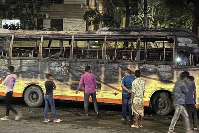 মিরপুরে পরিস্থান পরিবহনে আগুন