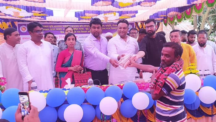 হাকিমপুরে কৃষকদের মাঝে বীজ ও সার বিতরণ