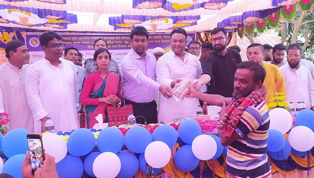 হাকিমপুরে কৃষকদের মাঝে বীজ ও সার বিতরণ