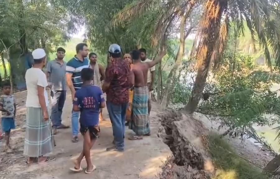 কলাপাড়ায় সরকারি খালের মাটি কেটে সড়ক ভেঙে পড়ার অভিযোগ
