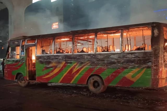 রাজধানীর বাংলামোটরে চলন্ত বাসে আগুন