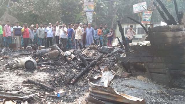 ইন্দুরকানীতে আ.লীগ কার্যালয় সহ তিনটি দোকান পুড়ে ছাই,  নাশকতা দাবি