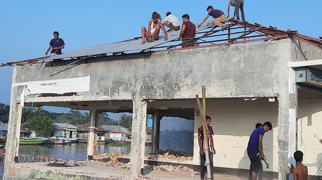 বানারীপাড়ায় আ.লীগ নেতার অবৈধ মার্কেট উচ্ছেদ