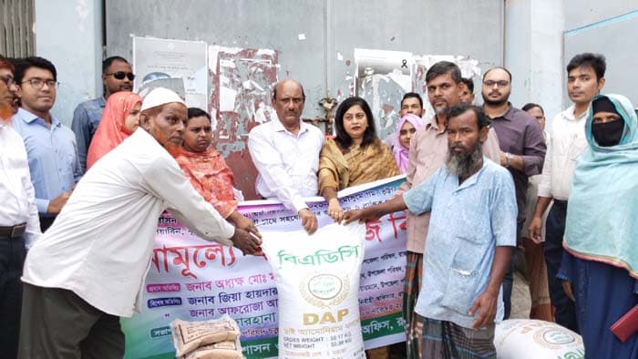 রাজাপুরে বিনামূল্যে কৃষকদের মাঝে বীজ ও সার বিতরণ