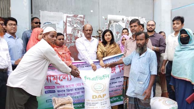 রাজাপুরে বিনামূল্যে কৃষকদের মাঝে বীজ ও সার বিতরণ