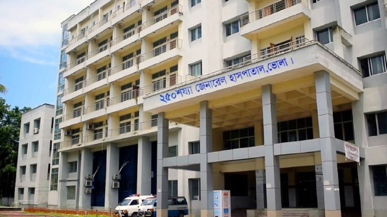 ভোলা সদর হাসপাতাল: দালালদের দৌরাত্ম্যে দিশেহারা রোগীরা