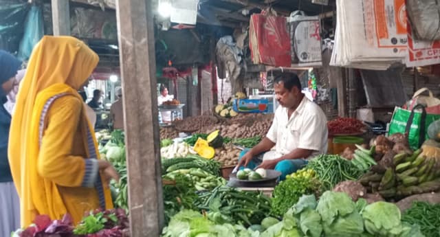 হিলিতে কমতে শুরু করছে কাঁচা মরিচসহ সবজির দাম