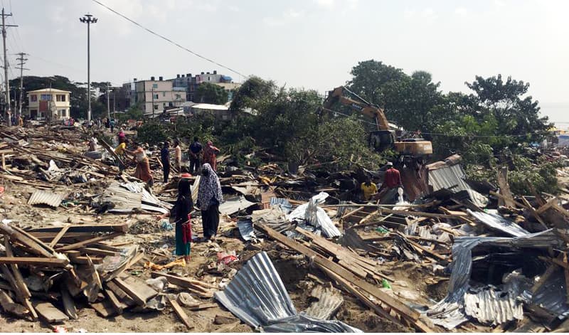 কুয়াকাটায় ২৯৩টি অবৈধ স্থাপনা উচ্ছেদ, পুর্ণবাসনের দাবী