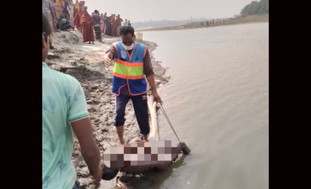 পদ্মায় ভাসছিল অজ্ঞাত লাশ, টেনে তুললেন ওসি