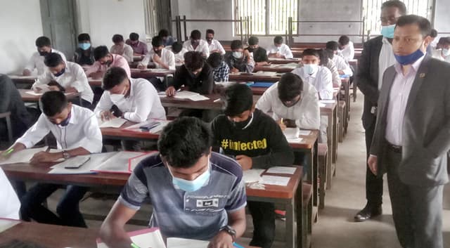 বরিশালে স্বাস্থ্যবিধি মেনে শুরু এসএসসি পরীক্ষা