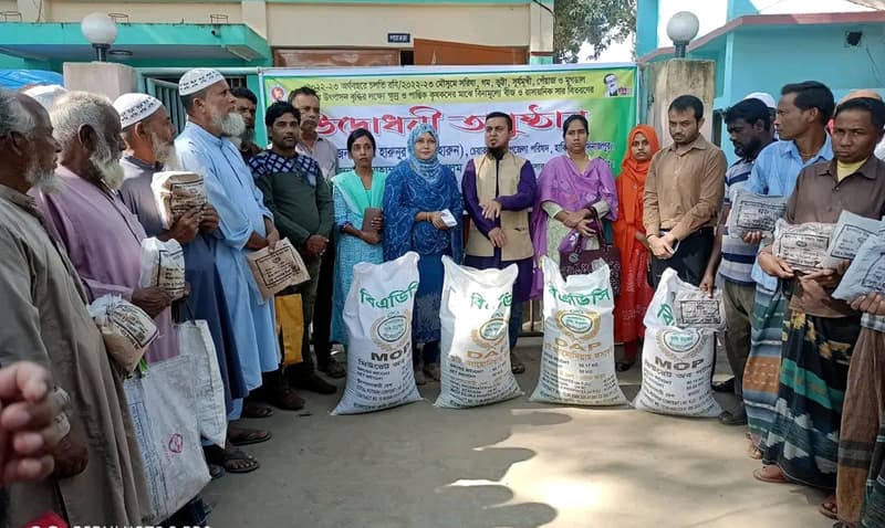 হিলিতে প্রান্তিক কৃষকের মাঝে বিনামূল্যে সার বীজ বিতরণ