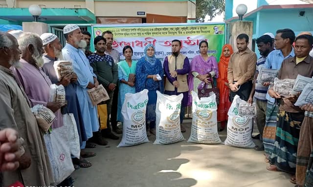 হিলিতে প্রান্তিক কৃষকের মাঝে বিনামূল্যে সার বীজ বিতরণ