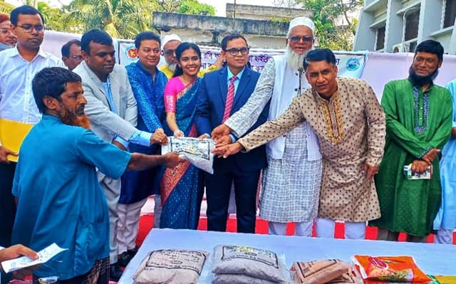 কাউখালীতে প্রান্তিক কৃষকদের মাঝে সার ও বীজ প্রণোদনা বিতরণ