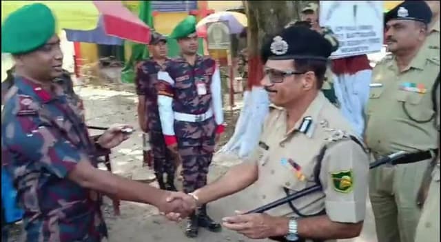 হিলি সীমান্তে বিজিবি-বিএসএফ সেক্টর কমান্ডার পর্যায়ে বৈঠক অনুষ্ঠিত