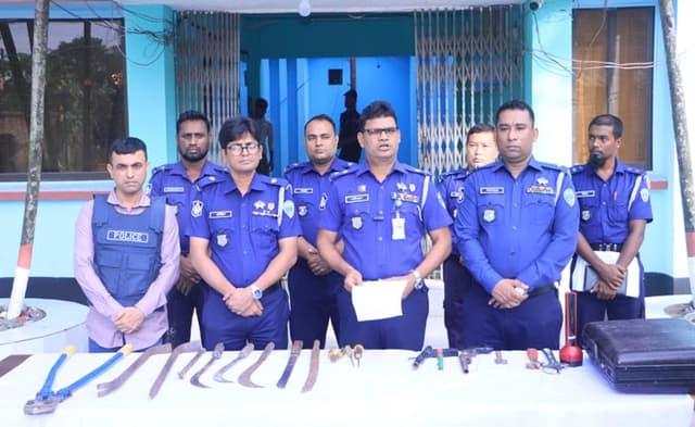 নোয়াখালীতে আগ্নেয়াস্ত্রসহ ৬ ডাকাত গ্রেপ্তার