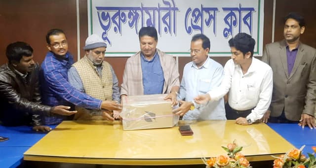 ভূরুঙ্গামারী প্রেসক্লাবে সাউন্ড সিস্টেম উপহার