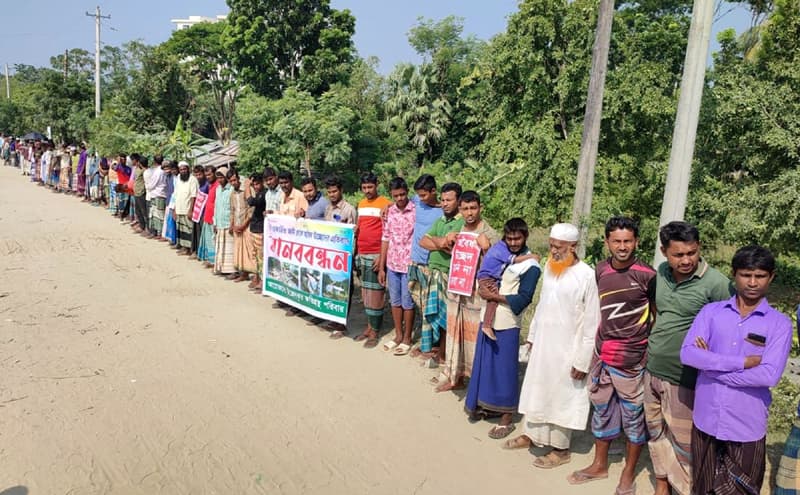 কুয়াকাটায় উচ্ছেদের প্রতিবাদে শত শত মানুষ রাস্তায়