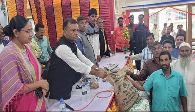 লালপুরে প্রান্তিক চাষীদের মাঝে বিনামূল্যে বীজ ও সার বিতরণ