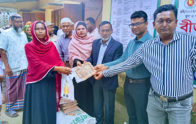 সরাইল প্রান্তিক কৃষকদের মাঝে বিনামূল্যে সার ও বীজ বিতরণ