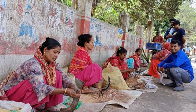 ঝিনাইদহে মাছ কেটে জীবিকা নির্বাহ ৬ নারীর