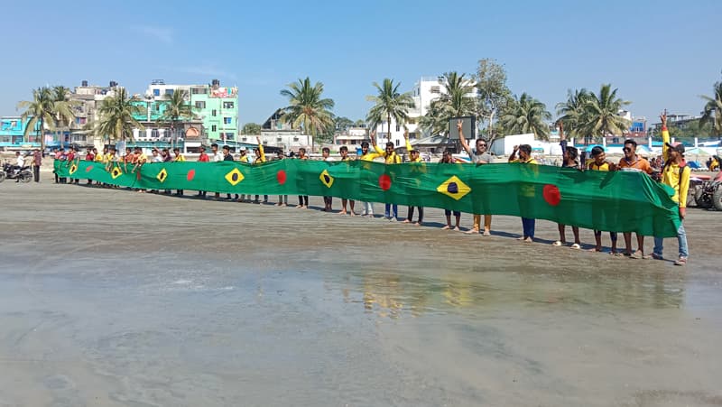 কুয়াকাটা সৈকতে ব্রাজিল সমর্থকদের পতাকা শোডাউন