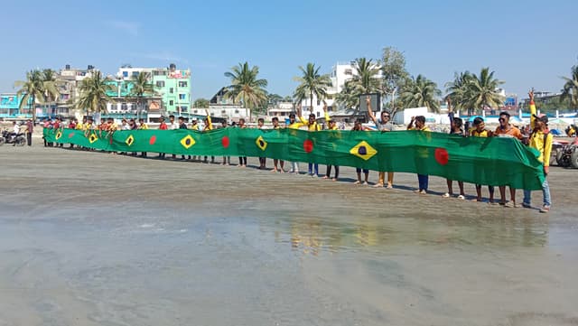 কুয়াকাটা সৈকতে ব্রাজিল সমর্থকদের পতাকা শোডাউন