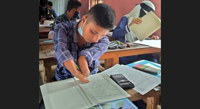 অদম্য মোবারক কব্জি দিয়ে লিখে এসএসসি পরীক্ষায় অংশগ্রহণ