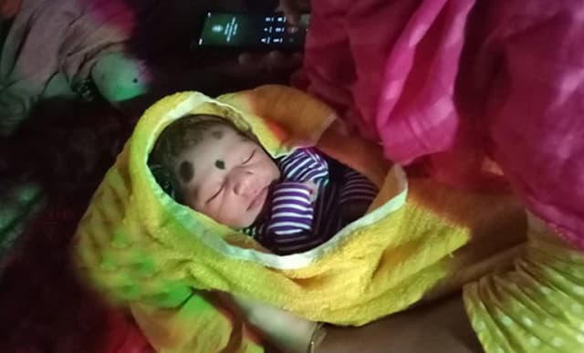সন্তান জন্ম দিয়েই এসএসসি পরীক্ষার হলে মা