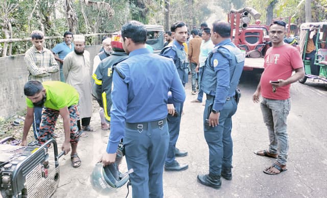 রেস করার সময় দুই মোটরসাইকেলের সংঘর্ষে আহত পাঁচ যুবক