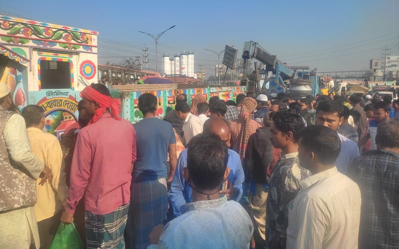 বাবার মোটরসাইকেল থেকে ছিটকে পড়ে ছেলের মৃত্যু