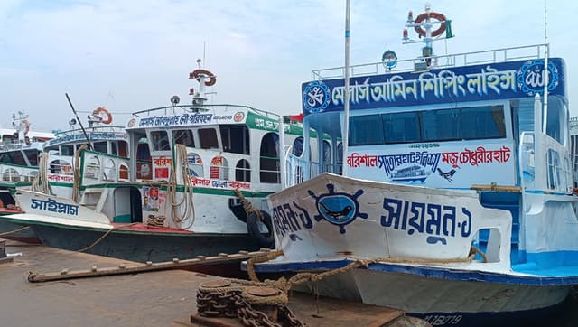 বরিশালে নৌযান চলাচল বন্ধ ॥ বিপাকে হাজারোও যাত্রীরা
