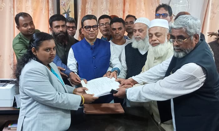রাজাপুরে উৎসবমুখর পরিবেশে মনিরের মনোনয়নপত্র দাখিল