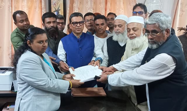 রাজাপুরে উৎসবমুখর পরিবেশে মনিরের মনোনয়নপত্র দাখিল