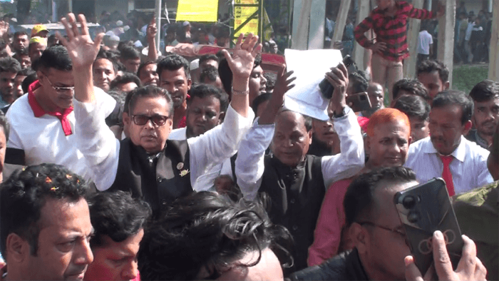মাদারীপুরে নৌকার প্রার্থীর বিরুদ্ধে আচরণবিধি লঙ্ঘনের অভিযোগ