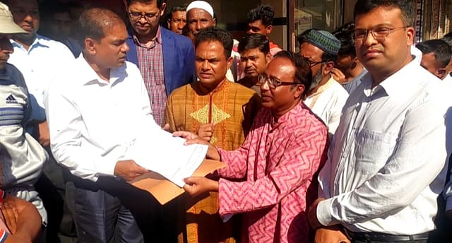 হিলি বন্দরের ফোরলেন রাস্তার কাজের অগ্রগতি পরিদর্শনে জেলা প্রশাসক