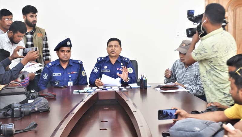 বরিশালে চুরি হওয়া ১৭টি মোবাইল মালিকদের কাছে হস্তান্তর