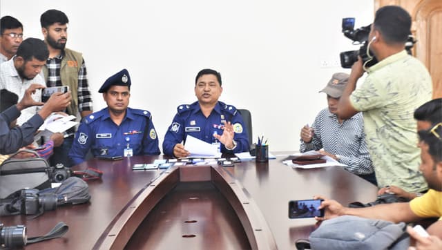 বরিশালে চুরি হওয়া ১৭টি মোবাইল মালিকদের কাছে হস্তান্তর