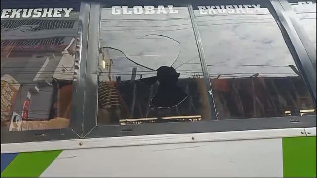 নোয়াখালীতে যাত্রীবাহী বাসে অবরোধ সমর্থকদের হামলা, আহত-৫
