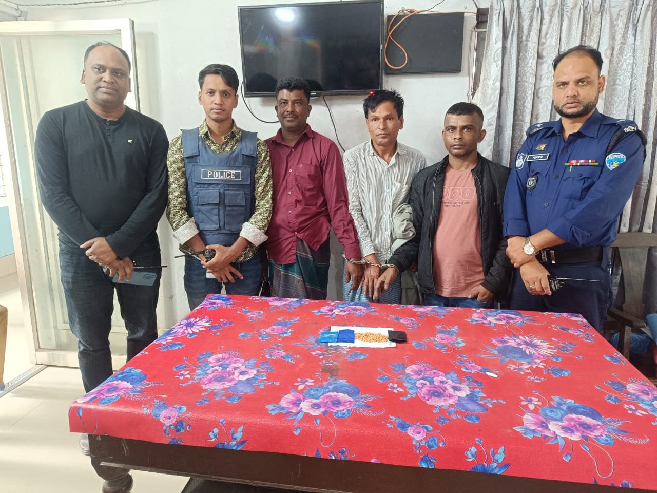 সরাইলে চেকপোস্টে ৩৩০ পিস ইয়াবাসহ তিন মাদক কারবারি গ্রেপ্তার