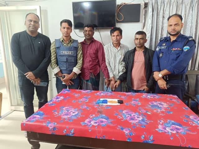 সরাইলে চেকপোস্টে ৩৩০ পিস ইয়াবাসহ তিন মাদক কারবারি গ্রেপ্তার
